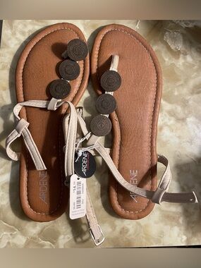 NWT - Size 7 Ardene Flat Thong Sandals